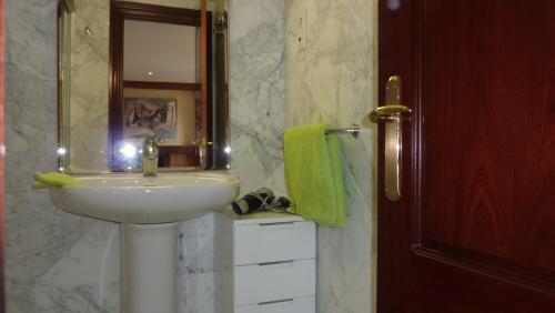 a bathroom with a sink and a mirror at La Nogalera 7 in Torremolinos