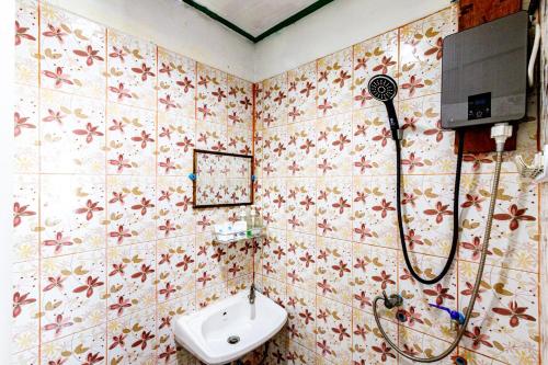 een badkamer met een douche en een wastafel bij Panpurie Koh Lanta Resort - 2-Minute Walk to the Beach in Ko Lanta Yai