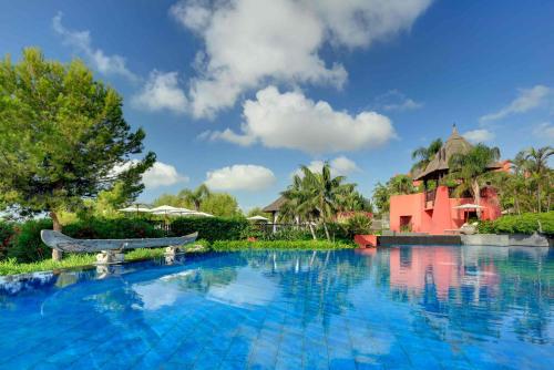 uma piscina em frente a um resort em Asia Gardens Hotel & Thai Spa, a Royal Hideaway Hotel em Finestrat