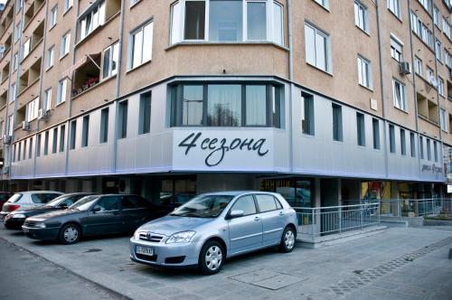 een auto geparkeerd voor een gebouw bij Hotel 4 Zona in Sofia