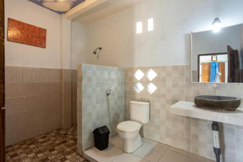 Et badeværelse på Creative Trawangan Stay