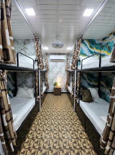 een kamer met twee stapelbedden erin bij Nithyanand Cabinstay dormitory in Mumbai