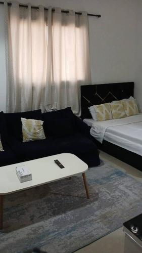 Postel nebo postele na pokoji v ubytování Furnished daily studio