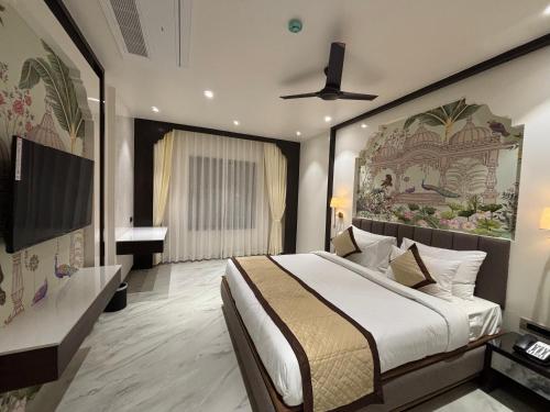 a hotel room with a bed and a piano at Hotel Raj Hari Palace in Jodhpur
