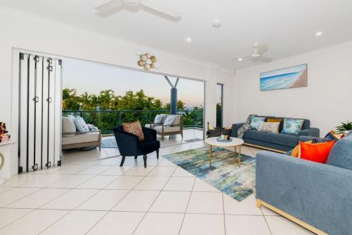 Khu vực ghế ngồi tại Ocean-View Penthouse on The Strand, Townsville - 3 Bedrooms