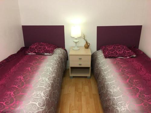 zwei nebeneinander stehende Betten in einem Schlafzimmer in der Unterkunft Padborg Inn - Simple Rooms & Modern Apartments in Padborg