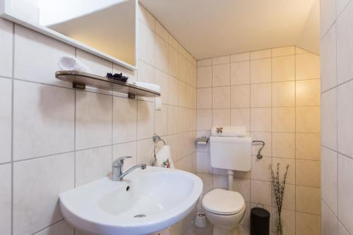 łazienka z umywalką i toaletą w obiekcie Holiday Home Mery w mieście Malinska
