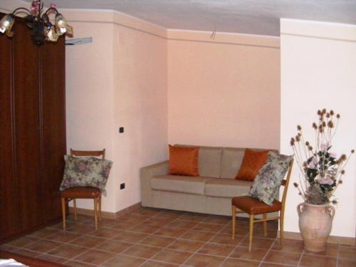 a living room with a couch and two chairs at Agriturismo Trivilini in Lanciano