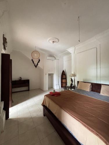 En eller flere senge i et værelse på Warsi Bungalow