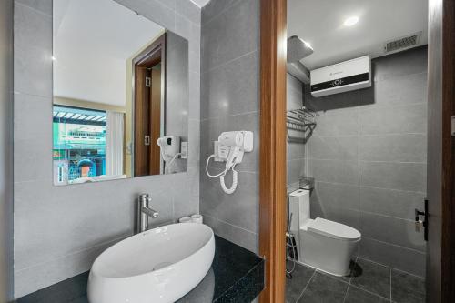 een badkamer met een wit toilet en een spiegel bij Lucas Boutique Home Hue in Thôn Trường Giang