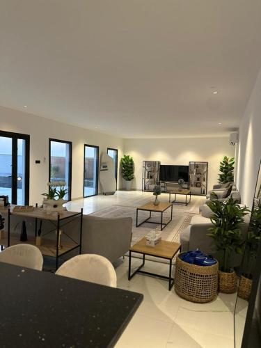 The Plunge Villa - Farm House