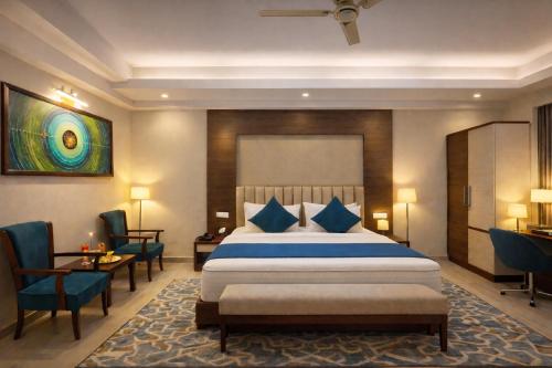 Postel nebo postele na pokoji v ubytování Hotel Cardinal Express Oxmo Near IGI Airport Delhi With Free Aiport Drop