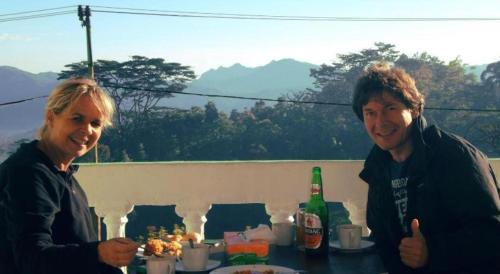 een man en een vrouw zitten aan een tafel bij FX 72 Ruteng Hotel in Ruteng