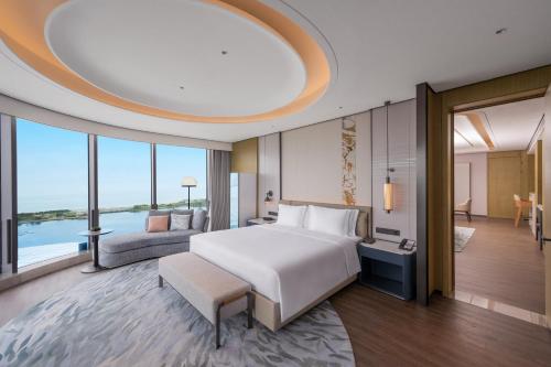 Giường trong phòng chung tại Crowne Plaza Weihai Binhai by IHG