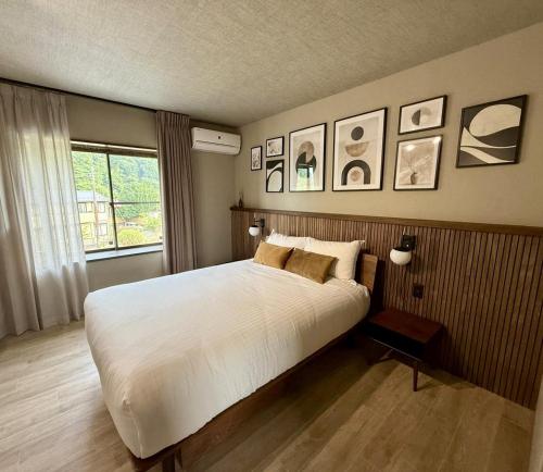 胜浦市興津ビーチサイドヴィラ 勝浦 - Okitsu Beachside Villa - Katsuura的卧室里有一张白色的大床和一扇窗户