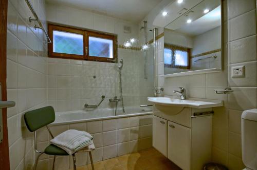 La salle de bains est pourvue d'un lavabo et d'une baignoire. dans l'établissement Drelo 1, à Verbier
