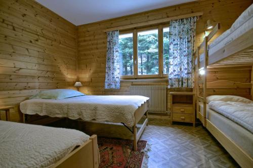 - une chambre avec 2 lits superposés et une fenêtre dans l'établissement Drelo 1, à Verbier