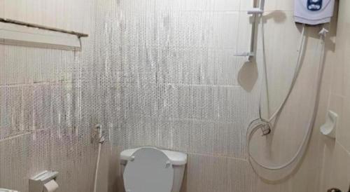 万象Senesouk Hotel的带淋浴和卫生间的白色浴室