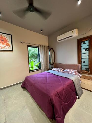 een slaapkamer met een groot paars bed in een kamer bij Tamizh Agam in Ramanathapuram