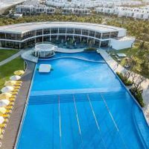 uitzicht over een groot blauw zwembad bij Oceanami Villas & Beach Club - Long Hải, Việt Nam in Long Hai