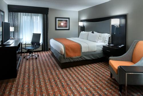 una camera d'albergo con letto, scrivania e sedia di Holiday Inn Express & Suites Nashville Southeast - Antioch, an IHG Hotel ad Antioch