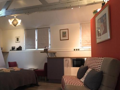 un salon avec un canapé et une table dans l'établissement Studio 29, à Honfleur