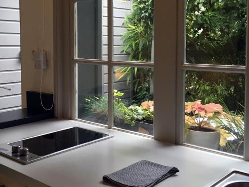 une cuisine avec un évier et une fenêtre dans l'établissement Studio 29, à Honfleur