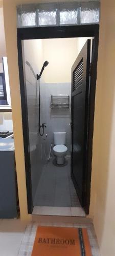 a bathroom with a shower and a toilet at Arsya kost homestay in Balikpapan