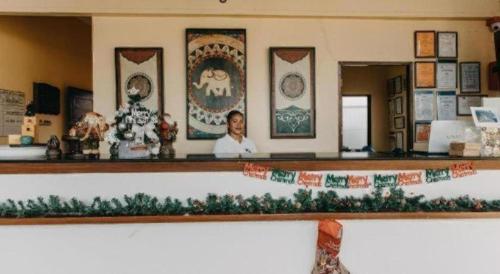 une femme debout derrière un comptoir dans une pièce dans l'établissement Keep Diving Resort Bohol, à Taporok