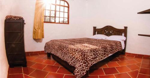 1 dormitorio con 1 cama y vestidor en Hacienda Sanmiguel de la Prada, en Los Santos