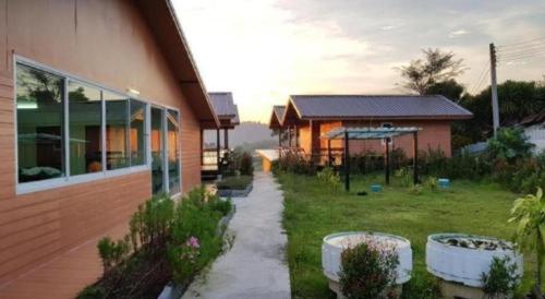 ein Haus mit Garten neben einem Haus in der Unterkunft Jit Dee Home Khao Kho in Khao Kho