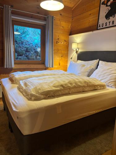 Giường trong phòng chung tại Luxury Filzmoos Chalet