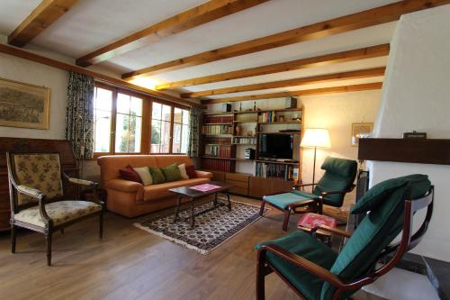 代堡的住宿－Le Stöckli，客厅配有沙发和椅子