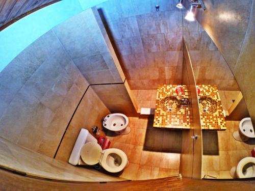 حمام في هوستيريا لوس ترونكوس