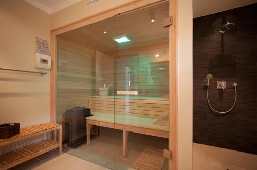 a bathroom with a glass shower with a sink at Strandhaus Wolkenlos in Ostseebad Sellin
