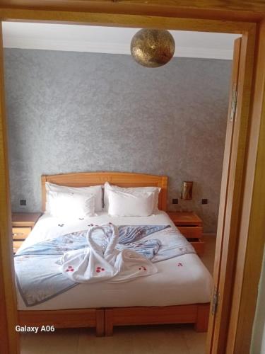 um quarto com uma cama com um vestido em cima em Appart-Hotel SOFINES em Agadir