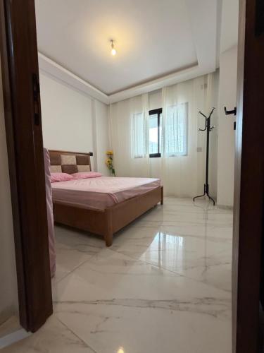 Giường trong phòng chung tại Ain Zaghouen Tunis proche Aeroport - luxueux style parisien