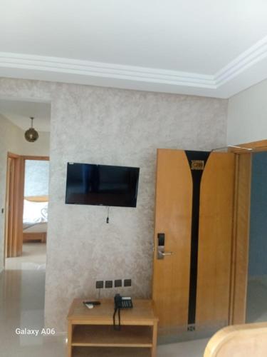 Televizorius ir (arba) pramogų centras apgyvendinimo įstaigoje Appart-Hotel SOFINES