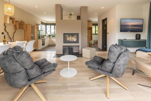 a living room with two chairs and a table at Ferienhaus Baltic in Lobbe in Lobbe