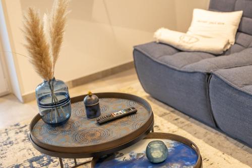 a living room with a blue couch and a table at Ferienhaus Vitamin Sea in Ostseebad Sellin