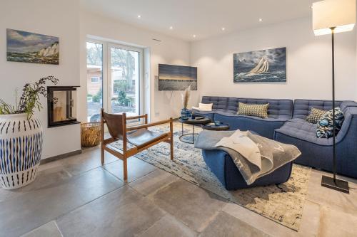 a living room with a blue couch and a table at Ferienhaus Vitamin Sea in Ostseebad Sellin