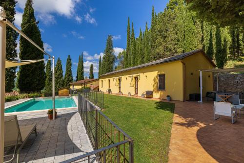 una casa con giardino e piscina di Casa Febea a Chiusi