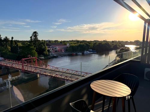 een balkon met uitzicht op een rivier en een brug bij Carmelo Postal by Puerto Dijama in Carmelo