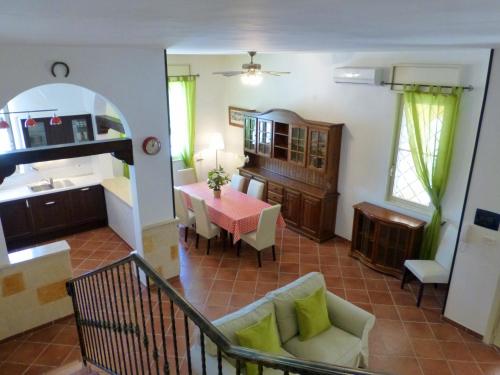 Villa Suzannah في Lendinuso: غرفة معيشة مع طاولة وغرفة طعام