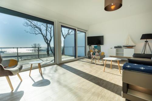 ein Wohnzimmer mit Blick auf das Meer in der Unterkunft Penthouse Heimathafen in Lauterbach in Lauterbach