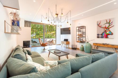 een woonkamer met een blauwe bank en een tafel bij Villa Baltic Pearl Penthouse in Ostseebad Sellin