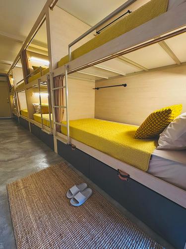Llit o llits en una habitació de Strangerland Hostel