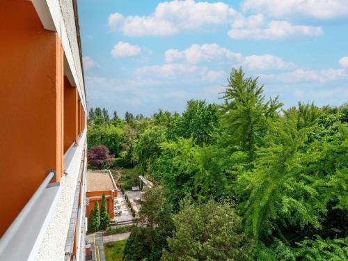 een uitzicht vanaf het balkon van een huis met bomen bij Ibis Budapest Citysouth in Boedapest