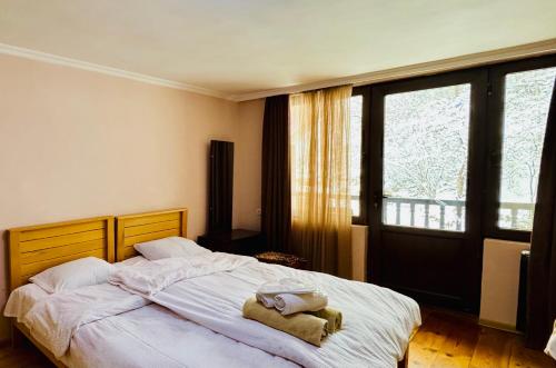 En eller flere senge i et værelse på Likani house