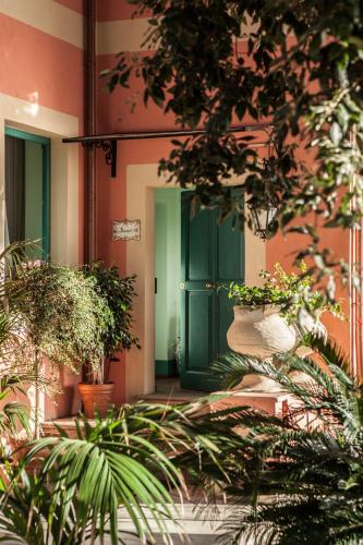 a green door on the side of a building with plants at Agriturismo Petrara in Simeri